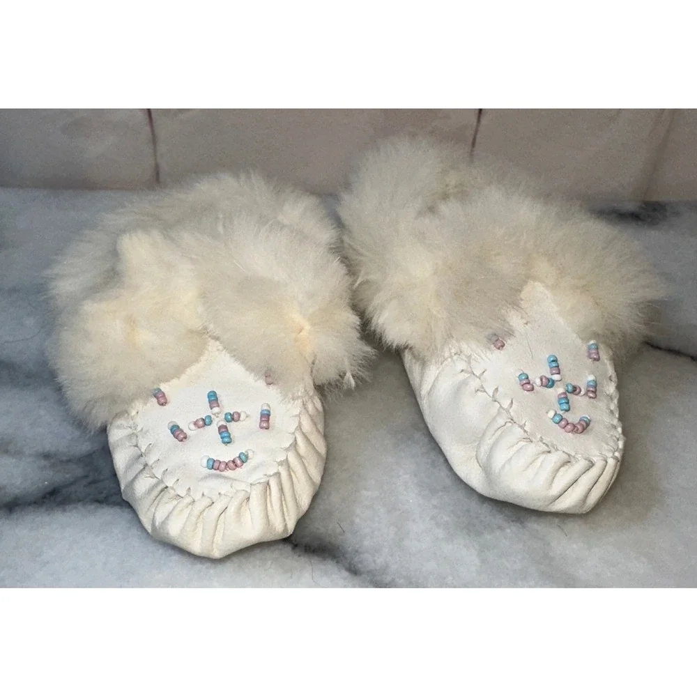 Handmade White Leather Baby Moccasins Fur Trim Beaded Soft Sole Booties 4.5 In